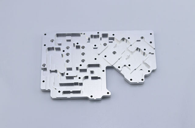 淺談一下CNC加工如何實(shí)現(xiàn)嚴(yán)格通訊零件的公差問題?